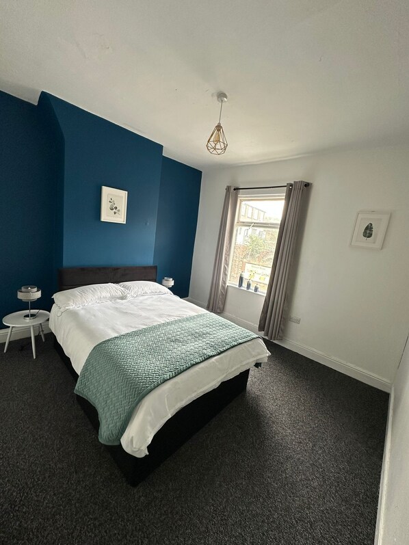 3 chambres, fer et planche à repasser, Wi-Fi, draps fournis