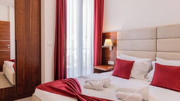 Departamento junior | Caja de seguridad en la habitación y escritorio