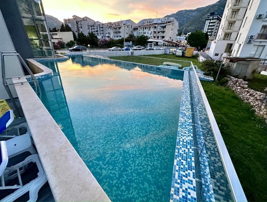 室内游泳池，室外游泳池，池畔遮阳伞，日光浴躺椅