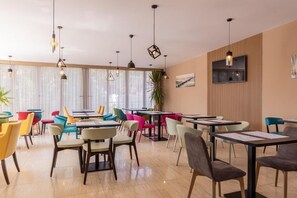 Café da manhã com buffet grátis todos os dias