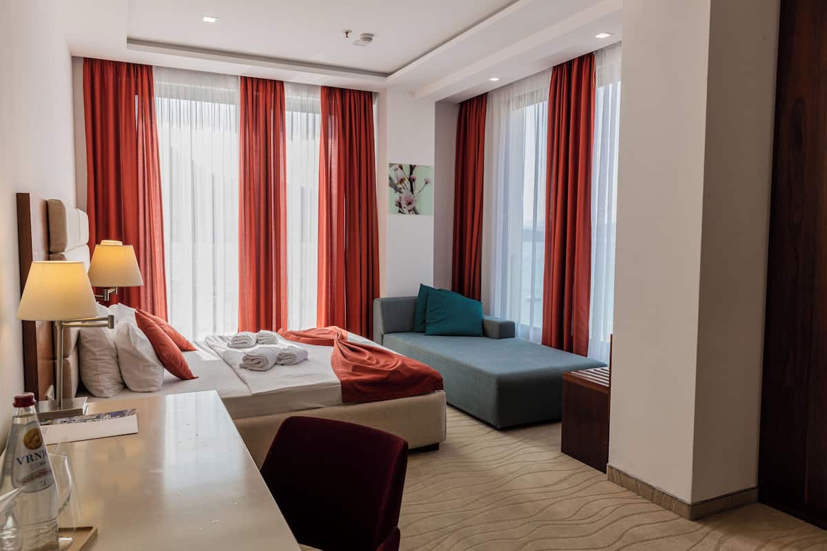 Quarto casal luxo | Cofres nos quartos, cortinas blackout, quartos à prova de som