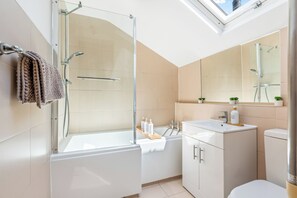 Hair dryer, towels, soap, toilet paper - 2 Bedroom House | Close to Bromley South Station | Free Parking (Bromley)