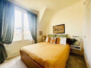 1 quarto, escrivaninha, ferros/tábuas de passar roupa, Wi-Fi de cortesia