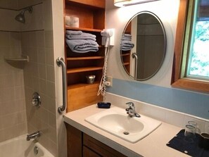 Chambre Simple Standard, 2 grands lits, non-fumeur, vue montagne | Salle de bain