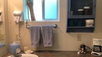 Native-Lochsa (Pet-friendly) | Bathroom | Towels, soap, shampoo, toilet paper