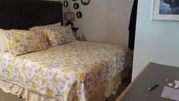 Retreat Suite | Individually decorated, individually furnished, free WiFi, bed sheets