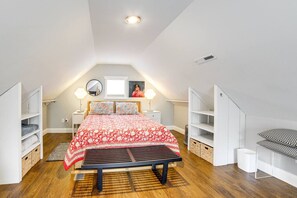 1 bedroom, free WiFi, bed sheets - Grand Getaway | Solo Travel or Romantic Getaway (Grand Haven)