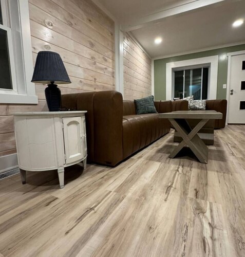 Lakeshore Comfort | Lakeview Family Getaway