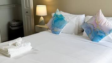 1 habitación, tabla de planchar con plancha y cuna de viaje