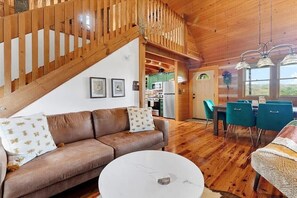 Smart TV, fireplace, video games, books - Bilbo Baggins New River Cabin. A charming escape inspired by the Shire. (Max Meadows)