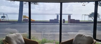Seaside holiday home in the front row! With panoramic views across Hawke Bay