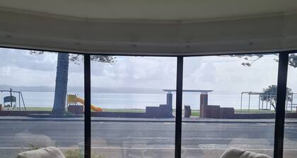 Seaside holiday home in the front row! With panoramic views across Hawke Bay