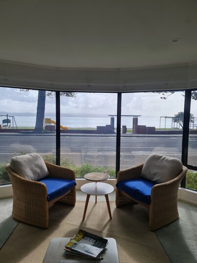 Seaside holiday home in the front row! With panoramic views across Hawke Bay