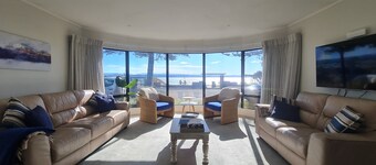 Seaside holiday home in the front row! With panoramic views across Hawke Bay