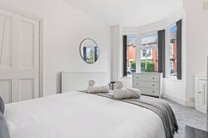 4 bedrooms, desk, iron/ironing board, free WiFi