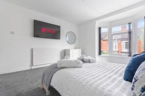 4 bedrooms, desk, iron/ironing board, free WiFi