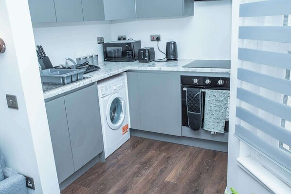 Réfrigérateur, micro-ondes, four, plaque de cuisson