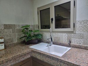 Shower, hair dryer, bidet, towels