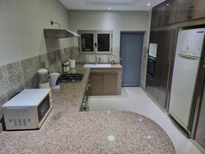 Microwave, oven, stovetop - RESIDENCE LA PERLE DE L,OCEANAKHFENNIR (CENTRE AKHFENNIR)