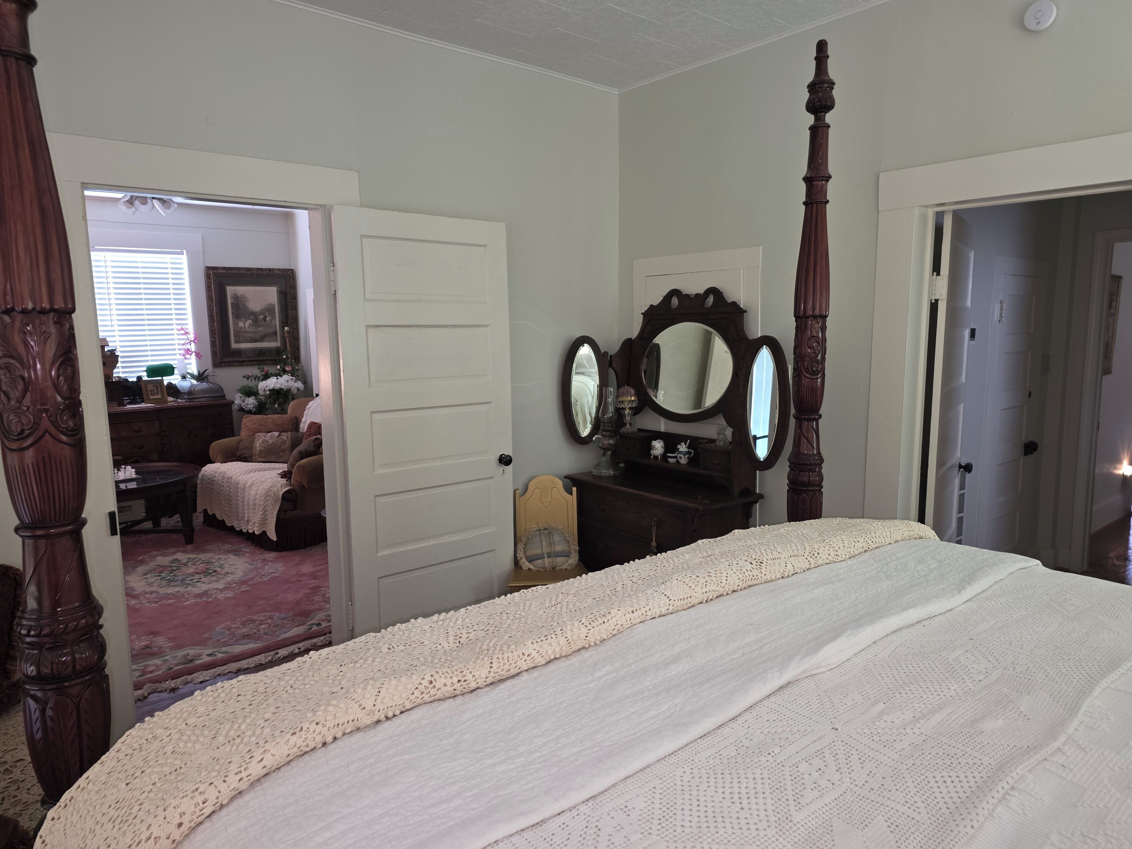 4 bedrooms, iron/ironing board, bed sheets