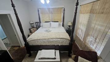 4 bedrooms, iron/ironing board, bed sheets