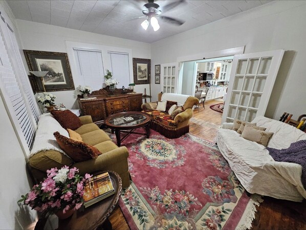 Living area - Charming 4-brd. home in Coldspring, 1 block from Courthouse square. Sleeps 10. (Coldspring)