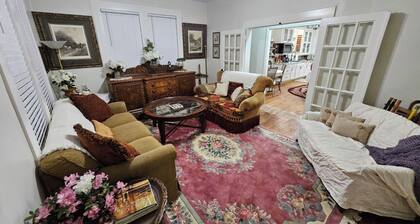 Charming 4-brd. home in Coldspring, 1 block from Courthouse square. Sleeps 10.