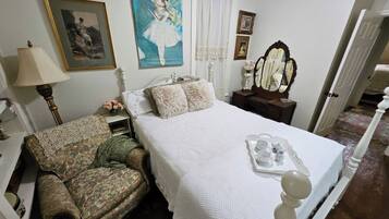 4 bedrooms, iron/ironing board, bed sheets