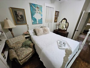 4 bedrooms, iron/ironing board, bed sheets