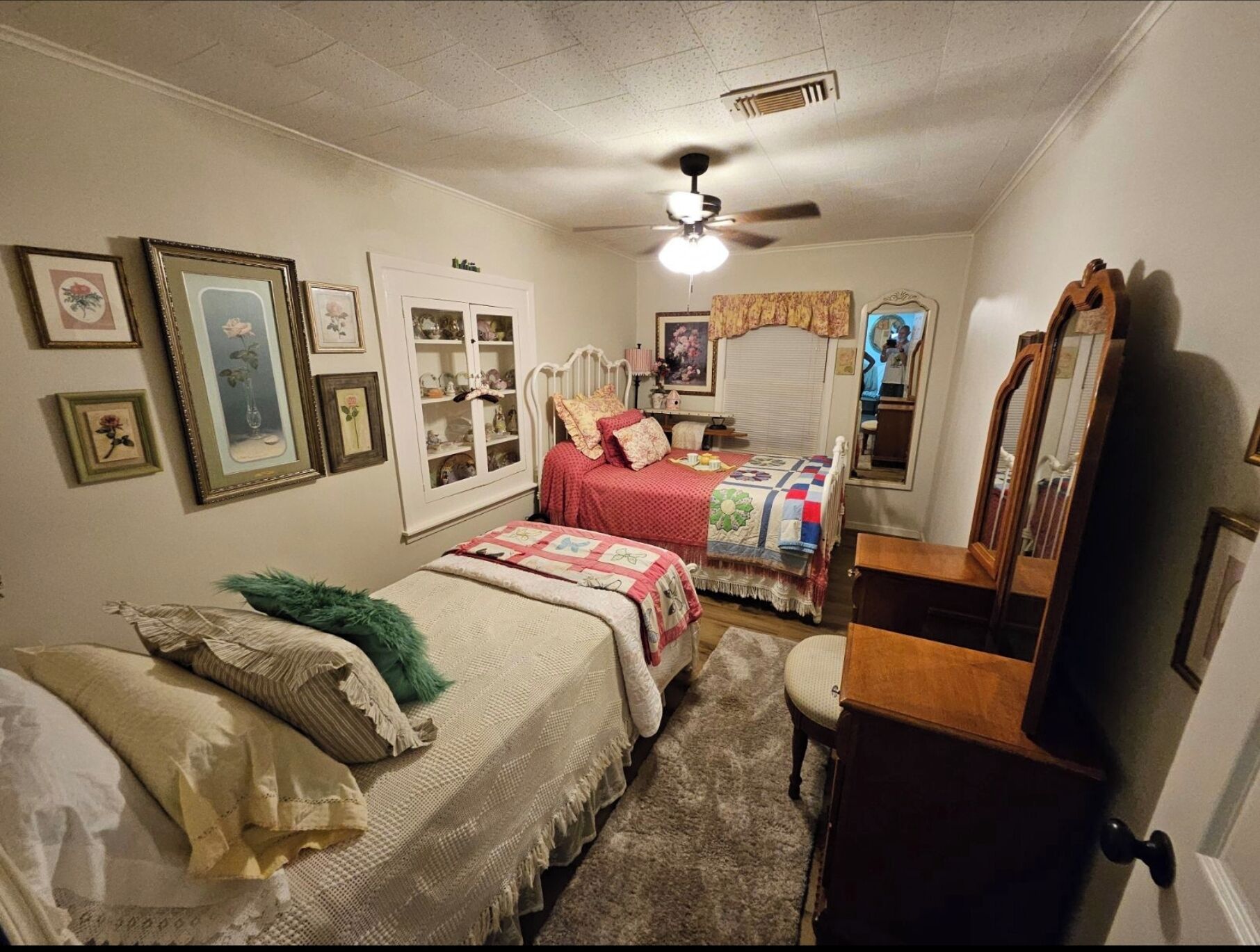 4 bedrooms, iron/ironing board, bed sheets