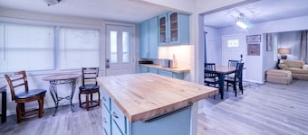 Your Haven in the Harbor, charming 3 bed house w/ WIFI & AC in lovely Ashtabula!