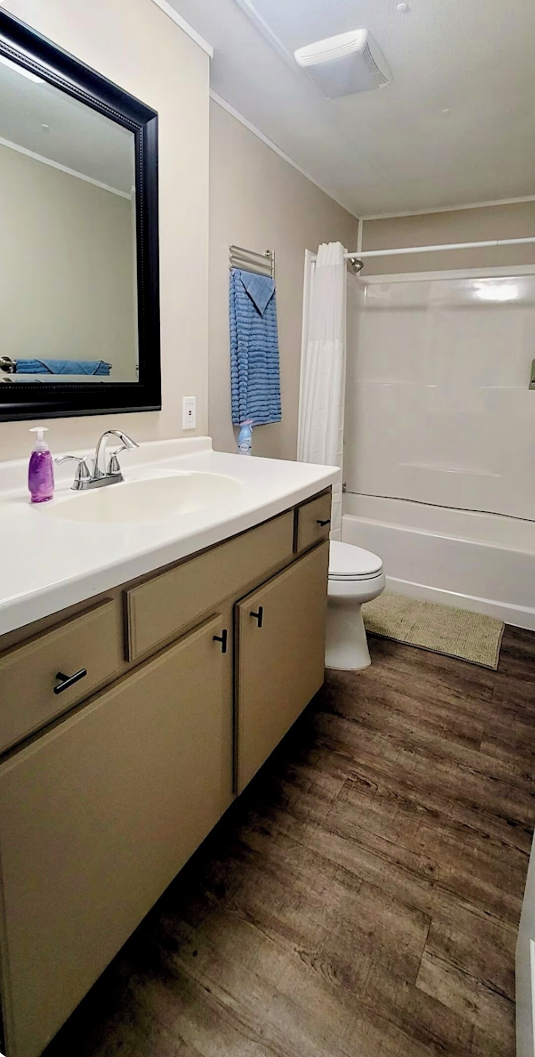 Een douche, handdoeken, zeep, shampoo