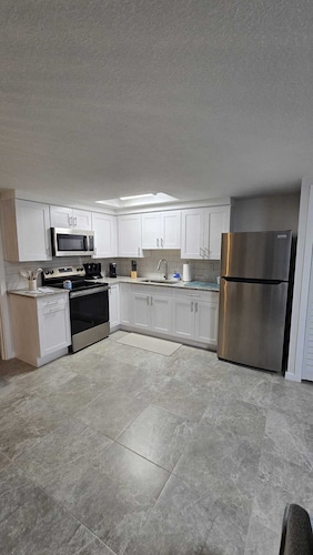 Charming 1-bedroom house, full kitchen, and washer-dryer machine in Port Richey.