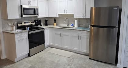 Charming 1-bedroom house, full kitchen, and washer-dryer machine in Port Richey.