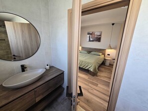 3 soverom, strykejern/-brett, wi-fi og sengetøy