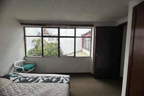 1 habitación, wifi y ropa de cama