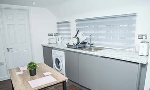 Geladeira, micro-ondas, cooktop, torradeira