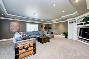 Smart TV, fireplace