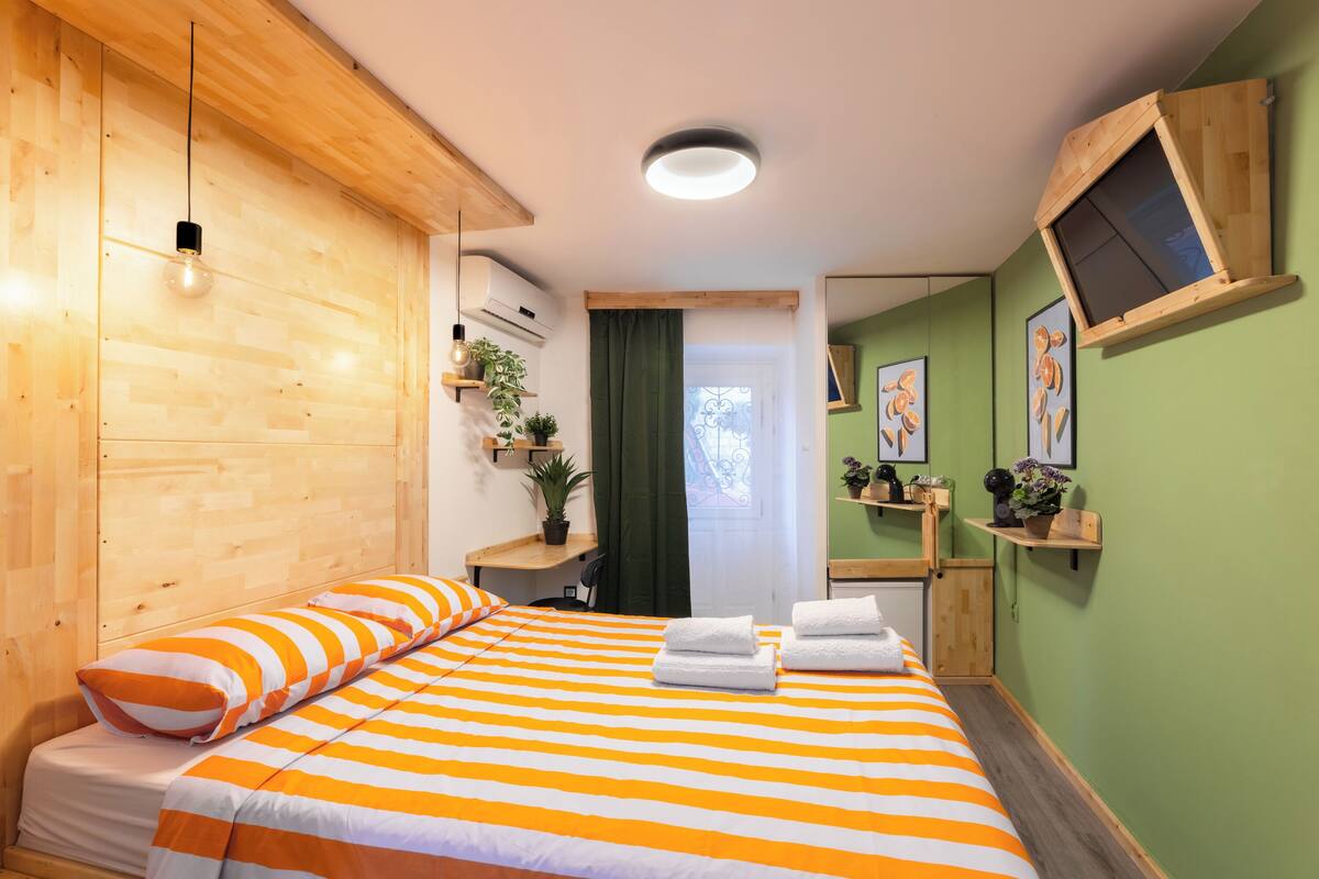 Deluxe Room | In-room safe, iron/ironing board, WiFi (free)