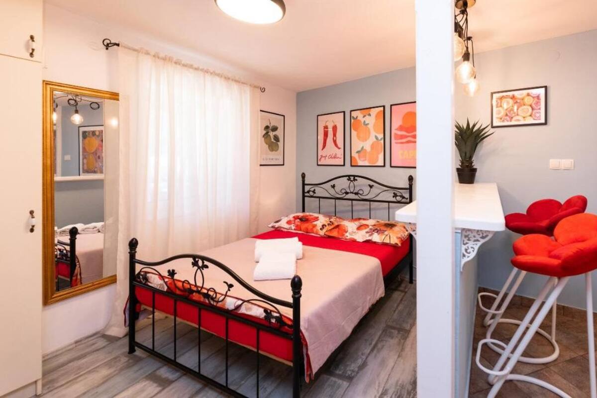 Deluxe Studio | In-room safe, iron/ironing board, WiFi (free)