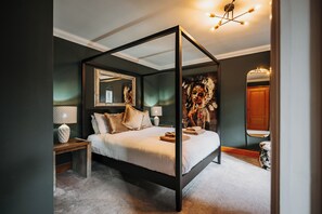 Habitación doble Deluxe | Decoración personalizada, muebles diferentes y cortinas blackout 