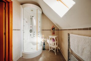 Superior-Doppelzimmer, Parkblick | Badezimmer | Dusche, Haartrockner, Handtücher, Seife