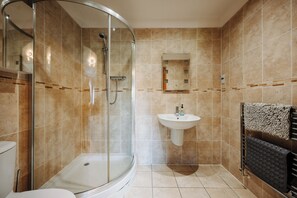Habitación doble clásica | Baño | Regadera, secadora de cabello, toallas, jabón 