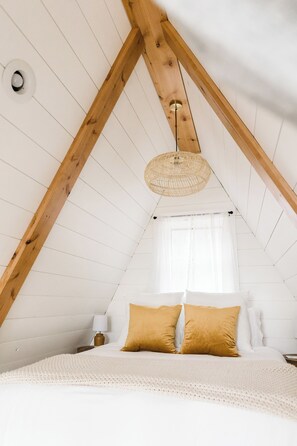 1 bedroom, free WiFi, bed sheets - A-frame Cabin with Hot tub & Wifi in Beach City (Beach City)