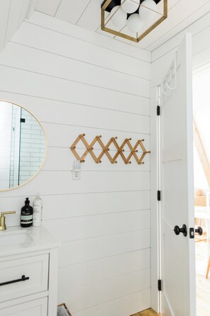 Douche, sèche-cheveux, serviettes fournies, savon