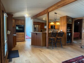 Fridge, microwave, oven, stovetop - River Front Cottage Washago, gateway to Muskoka  3BRs, 2.5 Baths. Easy Access (Washago)