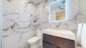 Séchoir à cheveux, bidet, serviettes fournies, savon