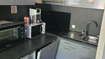Een koelkast, een microgolfoven, een oven, een kookplaat