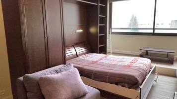 1 bedroom, travel crib