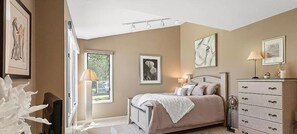 6 bedrooms, WiFi, bed sheets - Luxury Lakefront 6-Bed Home in Norton Shores with Pool, Hot Tub, Video Games (Norton Shores)